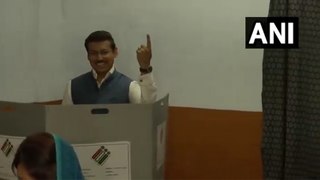 राजस्थान के मंत्री और भाजपा नेता राज्यवर्धन राठौड़ ने एक मतदान केंद्र पर अपना वोट डाला