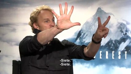 Karla Wheelock conversa con Jason Clarke