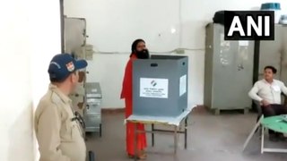 योग गुरु बाबा रामदेव औरआचार्य बालकृष्ण ने एक मतदान केंद्र पर अपना वोट डाला