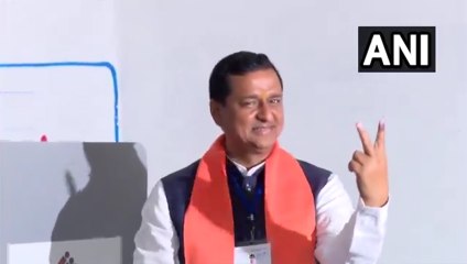 भाजपा उम्मीदवार अनिल बलूनी ने पौड़ी गढ़वाल के एक मतदान केंद्र पर अपना वोट डाला
