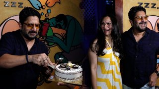 Arshad Warsi 56th Birthday Celebration Full Video, Cake Cutting करते...| Boldsky