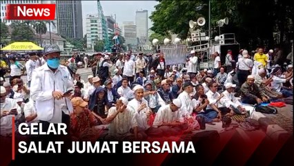 Kompak, Peserta Aksi Tolak Pemilu Curang Gelar Salat Jumat Bersama di Patung Kuda