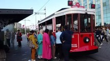 Taksim'de tramvayın yerine yapılan akülü nostaljik tramvay test sürüşüne çıktı