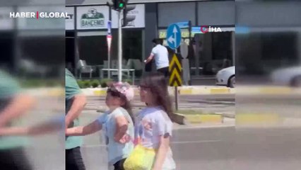 Elektrikli scooter ile pes dedirten yolculuk: Ayak ucuna çocuğunu oturttu