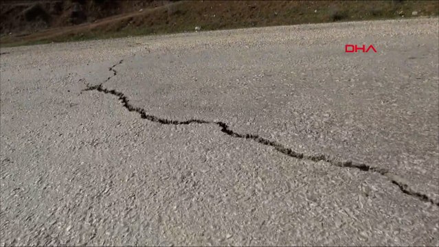 Tokat'taki depremde yollarda çatlaklar oluştu