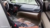Alluvione a Dubai, auto sommerse nelle strade allagate