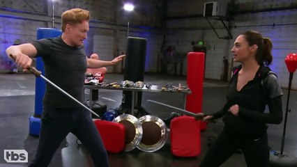 Gal Gadot entrena a Conan O’Brien para ser Mujer Maravilla