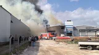 Bursa'da mobilya fabrikası alev alev yanıyor