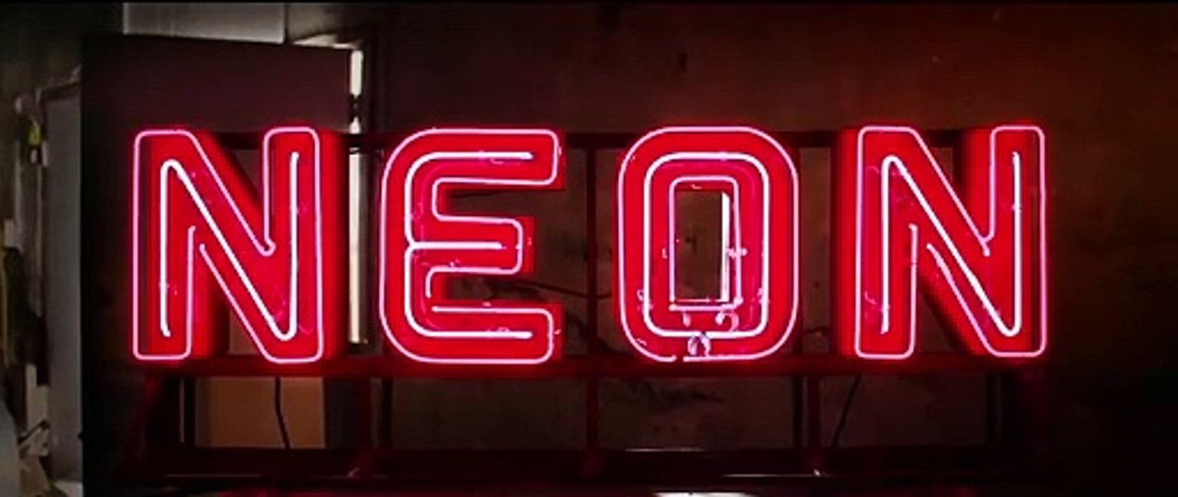 Colossal - Teaser Trailer: Giant Robot