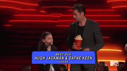 Hugh Jackman y Dafne Keen en los MTV Movie Awards 2017