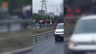 İstanbul'da emniyet şeridindeki araca iki motosiklet çarptı