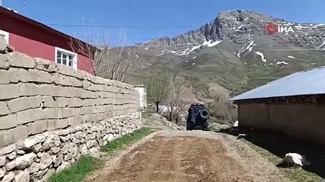 Kaçak kazı ihbarına giden jandarma yere gömülü vaziyette mühimmat ele geçirdi