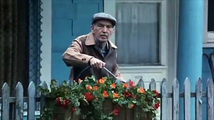 Escena Impactante: Beverly enfrenta acoso de Henry Bowers en la miniserie Eso (1990) 🎬