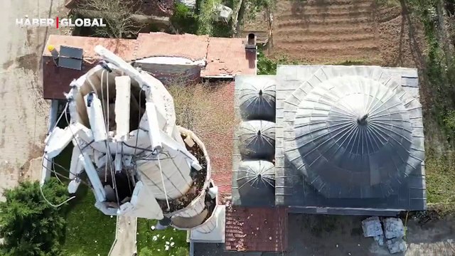 Tokat'ta yıkılan camii minaresi, depremin şiddetini gözler önüne serdi!