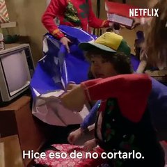 Stranger Things - El elenco envuelve regalos