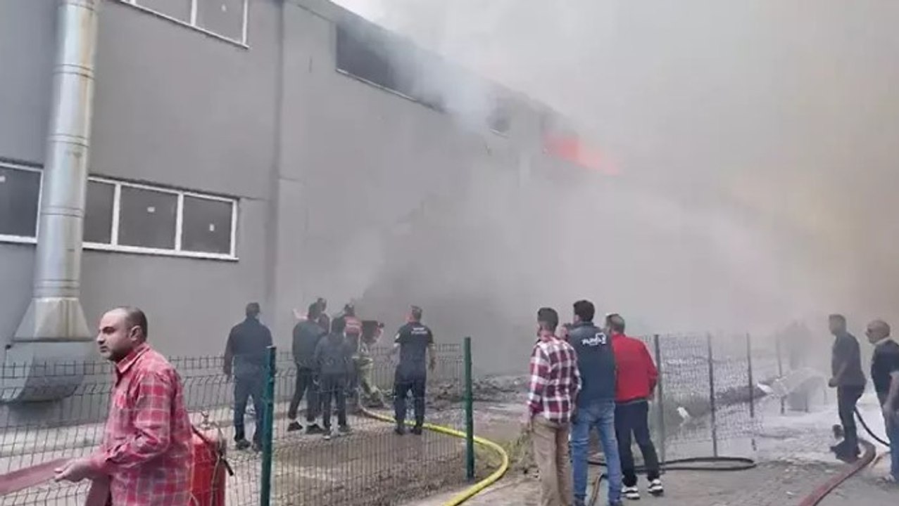 Bursa'nın İnegöl ilçesinde fabrikada çıkan yangın kontrol altına alındı