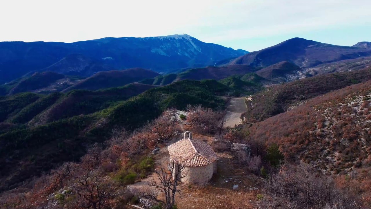 Chapelle Notre-Dame-de-la-Donne - face au Mont Ventoux - vue du ciel [4K]