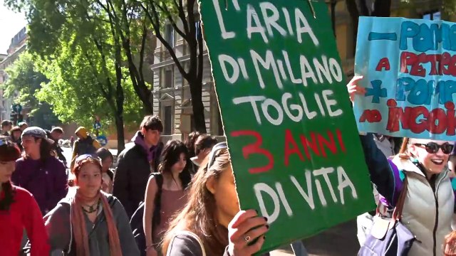 Friday for Future, studenti in piazza a Milano per l'ambiente e la Palestina