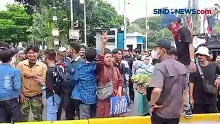 Demo di Patung Kuda Ricuh, Massa Aksi Saling Lempar Batu dan Botol