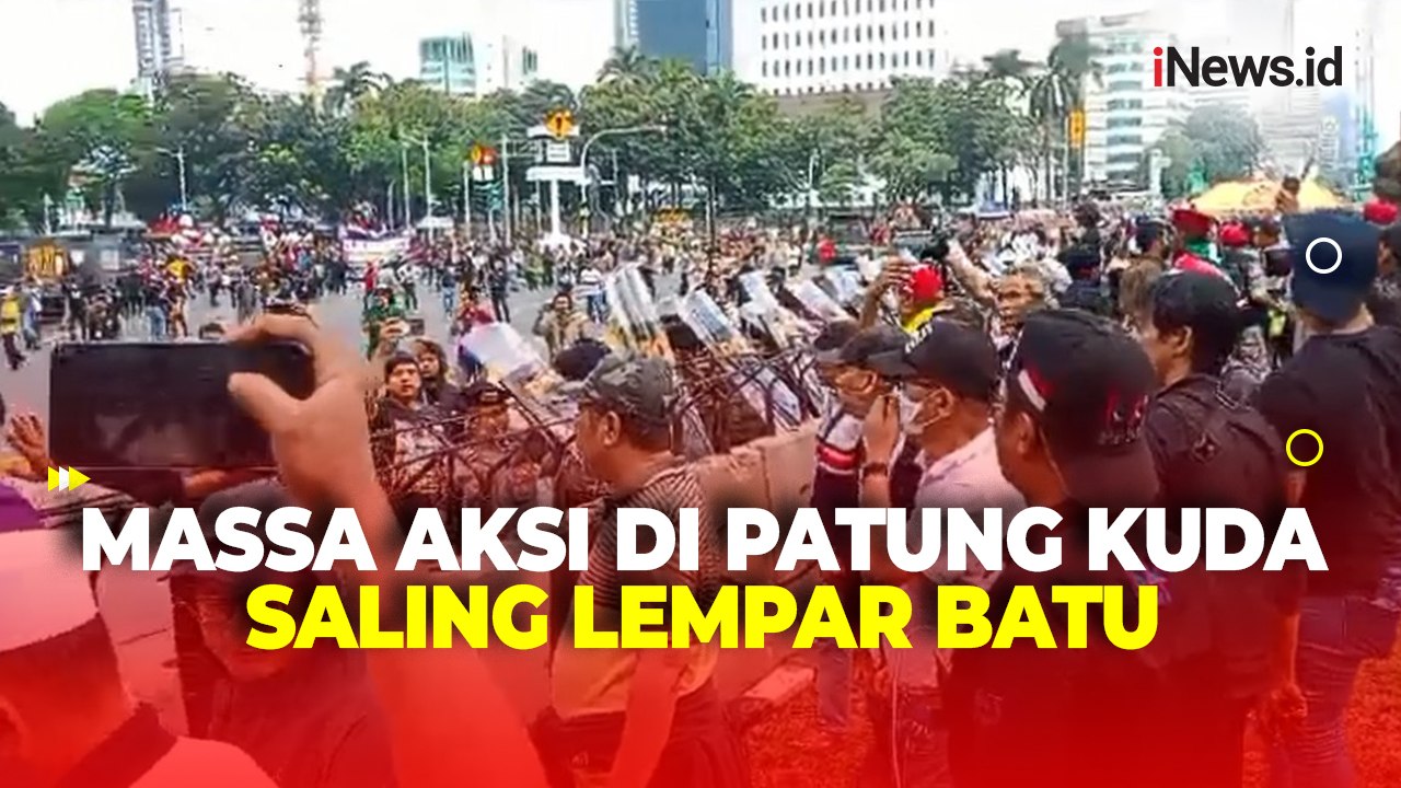 Demo Ricuh, Massa Aksi Saling Lempar Batu dan Botol di Patung Kuda