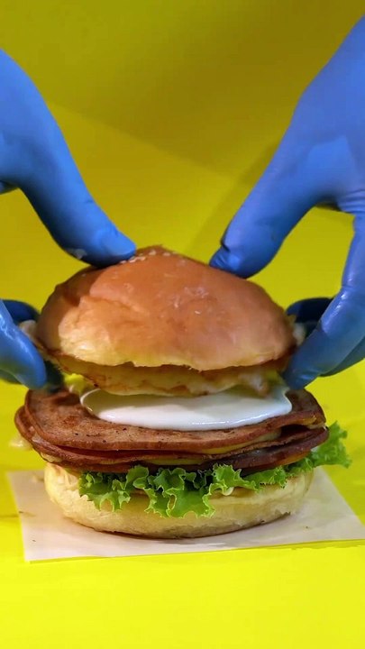 Delight in the perfect fusion of flavours with our Ham and Cheese Burger, featuring succulent ham, melted cheese, and juicy beef for an unforgettable taste sensation.