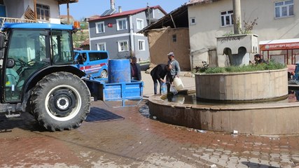 Deprem oldu, su kesildi: Çeşmelerden su taşıdılar