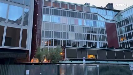 Amadeus "E.T." portato via in bici da Fiorello