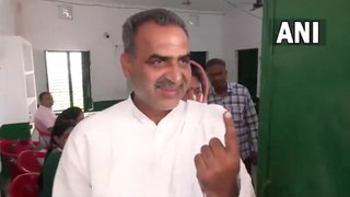मुजफ्फरनगर से भाजपा उम्मीदवार संजीव बालियान ने एक मतदान केंद्र पर अपना वोट डाला