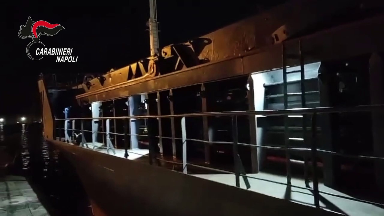 Nave carica di mais e grano ucraino e sigarette...