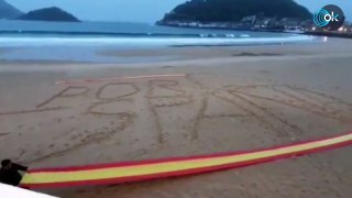 Vox despliega una bandera de 50 metros en La Concha el último día de campaña de las elecciones vascas