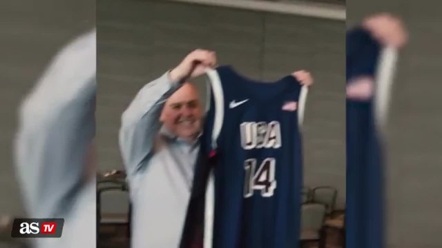 LeBron James, Steph Curry and Kawhi Leonard pose with the Team USA jersey