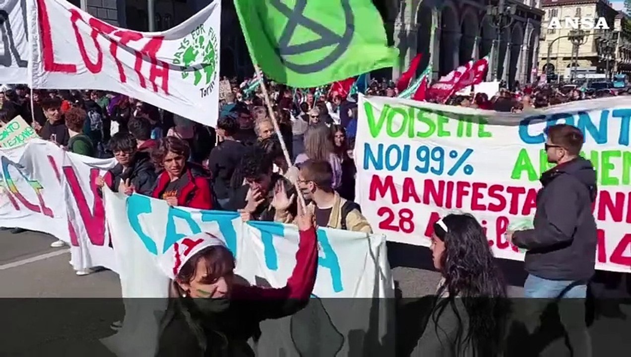 Fridays for future, un migliaio in corteo a Torino