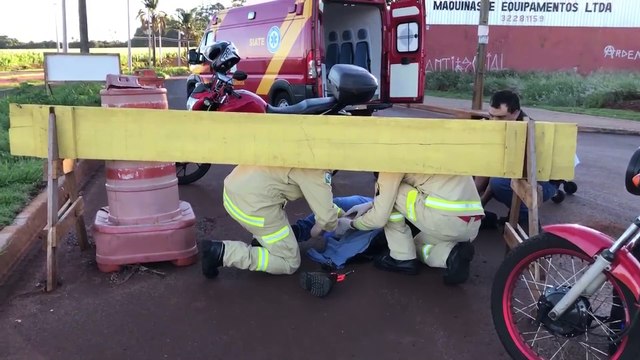 Motociclista sofre suspeita de fratura na perna após acidente na Avenida Piquiri