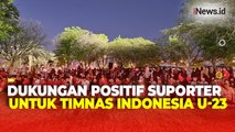 Suporter Timnas Indonesia U-23 Salat Berjamaah di Pelataran Stadion Sebelum Lawan Australia