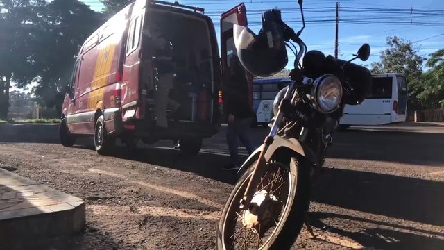 Homem de 49 anos fica ferido após colisão entre carro e moto na Rua Rio da Paz
