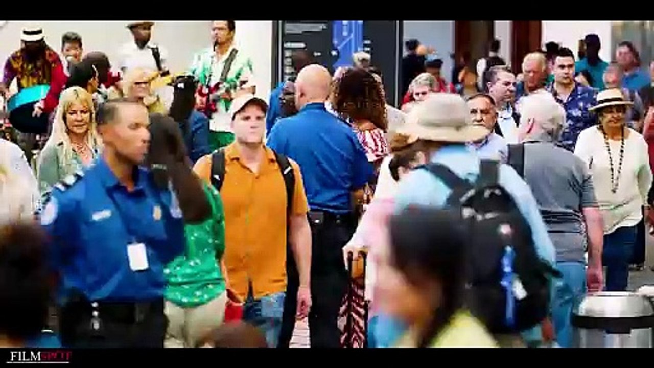 Amigos de las Vacaciones 2 | Clip 'Crashing the...