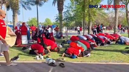 Viral ! Suporter Timnas Indonesia U-23 Salat Berjamaah Sebelum Lawan Australia
