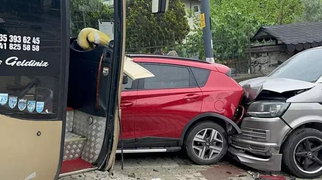 Üsküdar’da servis aracı kaza yaptı: 10 öğrenci hafif yaralandı