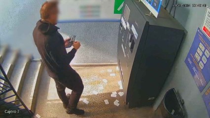 El vídeo difundido por la Guardia Civil que demuestra que el asesino recogió a Audrey en el aparcamiento de su hotel.