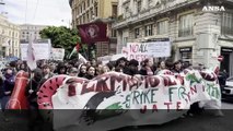 Tafferugli a Napoli contro il G7 con manifestanti 'armati' di salvagente
