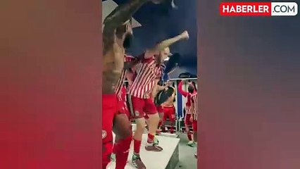 Fondaki şarkı Fener taraftarını kızdıracak! Olympiakoslu oyuncular soyunma odasında böyle sevindi