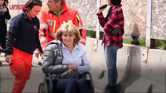 Nave da Capri contro la banchina al porto di Napoli: le immagini