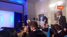 Tajani arriva in conferenza stampa al termine del G7, sul leggio un paio di occhiali che restituisce