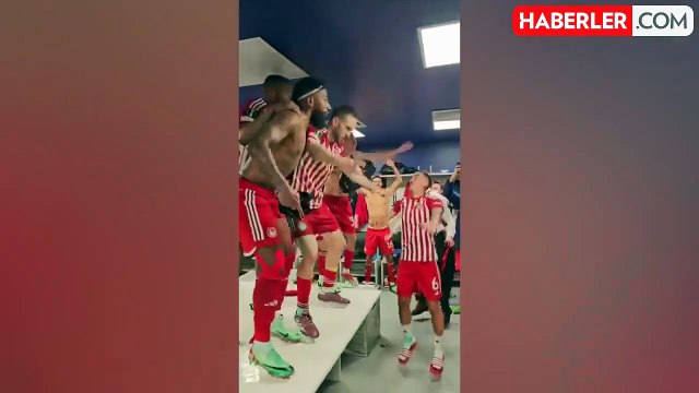 Yunanlılar maç sonrası soyunma odasında ne yaptı? Taraftarların tepkisini çeken kutlama! Fenerbahçe taraftarı enden tepki gösterdi?