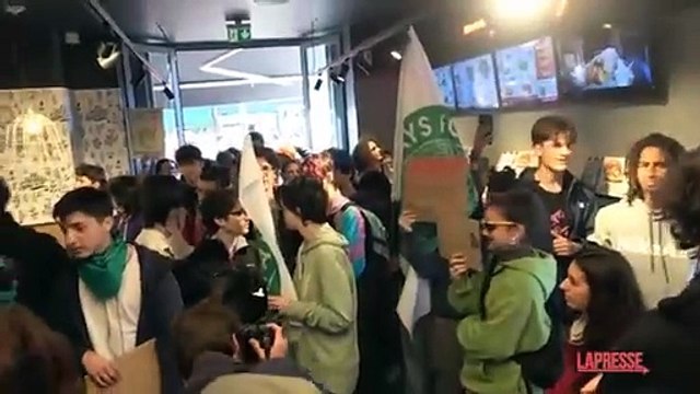 Milano, il corteo dei «Fridays For Future» entra nel locale Kfc e espone lo striscione «Free Palestine-Climate justice»