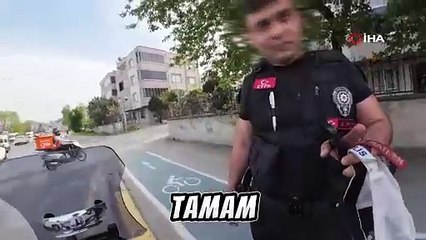 Download Video: Polis ile moto kurye arasındaki diyalog kask kamerasında: Üç kuruş için canını tehlikeye atma