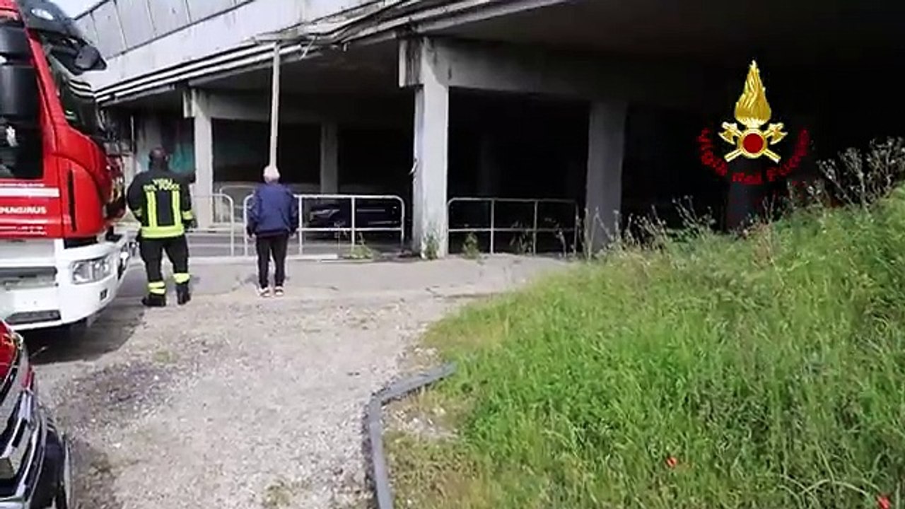 Autostrada A4, camion con gru danneggia un ponte a Vicenza