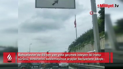 İki inatçı sürücü yan yolda sıkıştı! O anlar kamerada
