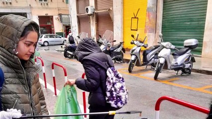 Oltre cento studenti in giro per il centro storico di Palermo per prendersi cura della città