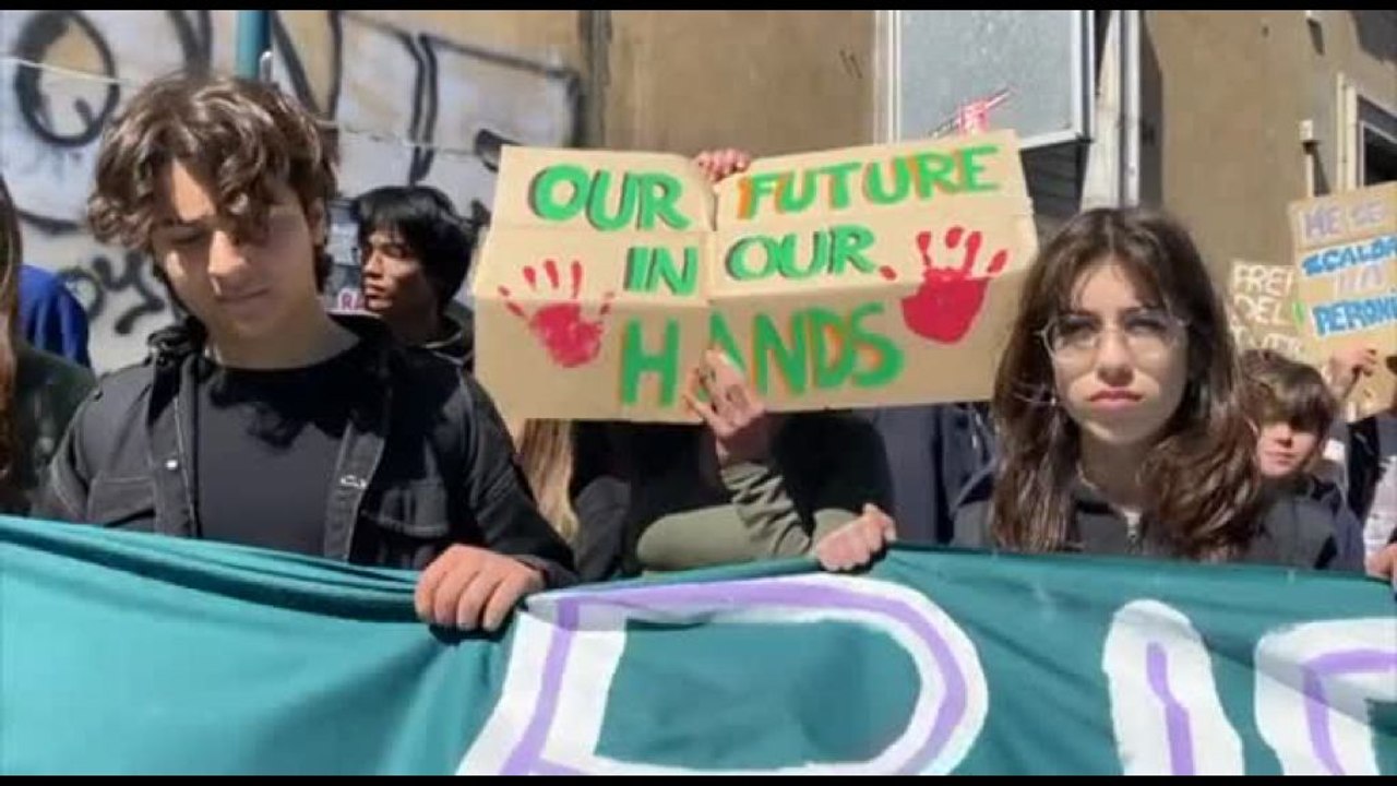 Roma, i giovani in piazza per i Fridays for Future